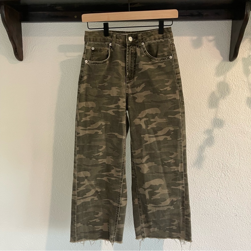 TOPSHOP MOTO CROPPED WIDE LEG CAMO JEANS 25 NWOT